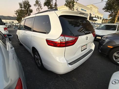 Used 2015 Toyota Sienna LE image 4