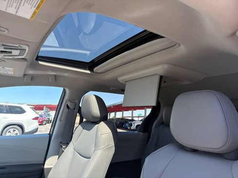 Certified 2022 Toyota Sienna XLE w/ XLE Plus Package FWD image 26