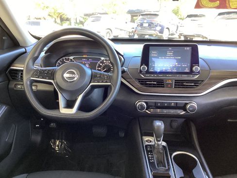 Used 2024 Nissan Altima 2.5 SV FWD image 17