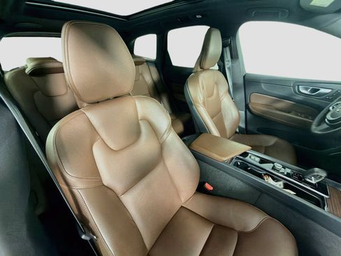 Certified 2024 Volvo XC60 B5 Plus AWD/4WD image 30