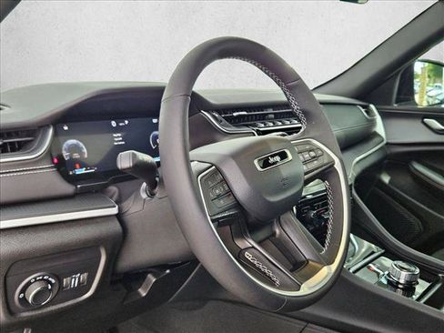 Used 2025 Jeep Grand Cherokee L Altitude AWD/4WD image 9