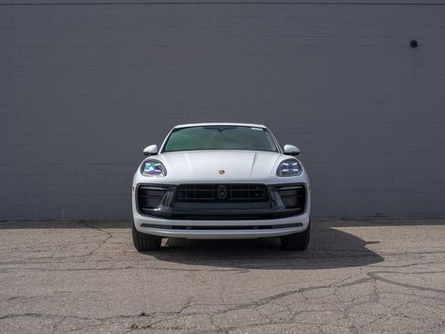 Certified 2025 Porsche Macan image 10