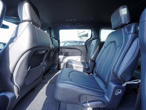 New 2026 Chrysler Pacifica Select image 32