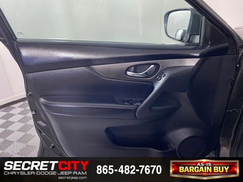 Used 2015 Nissan Rogue S image 12