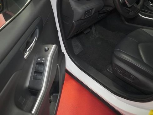 Used 2023 Toyota Highlander XLE image 9