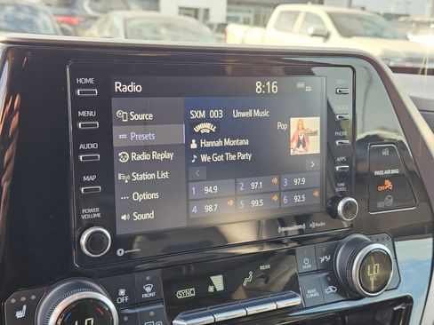 Used 2020 Toyota Highlander XLE AWD/4WD image 34