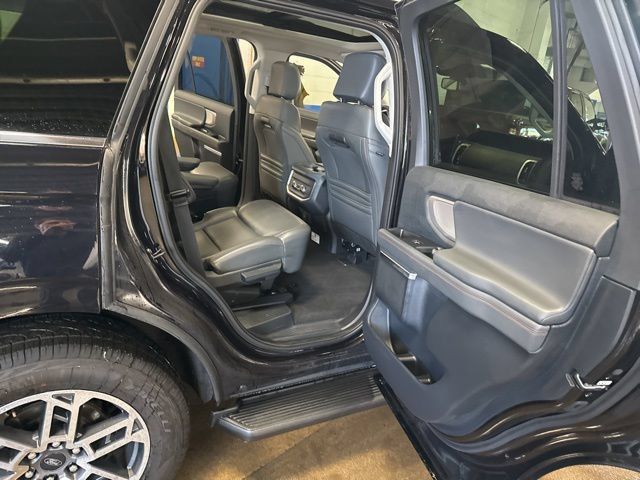 Used 2025 Ford Expedition Active AWD/4WD image 21