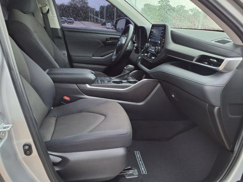 Used 2022 Toyota Highlander L FWD image 17