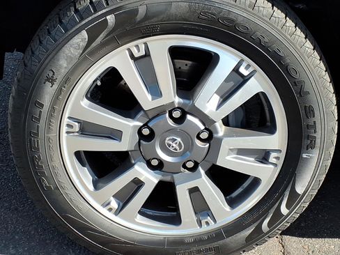 Used 2017 Toyota Tundra SR5 image 8