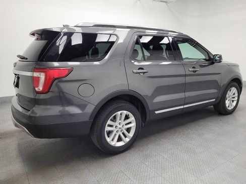 Used 2017 Ford Explorer XLT image 10
