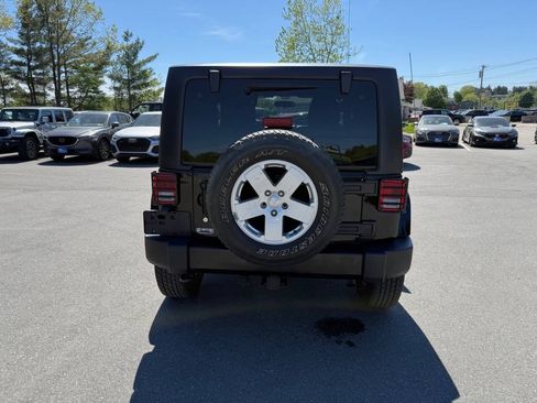 Used 2012 Jeep Wrangler Sahara w/ Connectivity Group AWD/4WD image 5