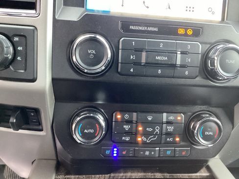 Used 2019 Ford F250 Lariat w/ Lariat Ultimate Package AWD/4WD image 26