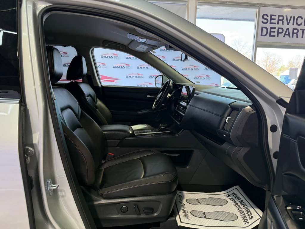 Used 2025 Nissan Pathfinder SL FWD image 43