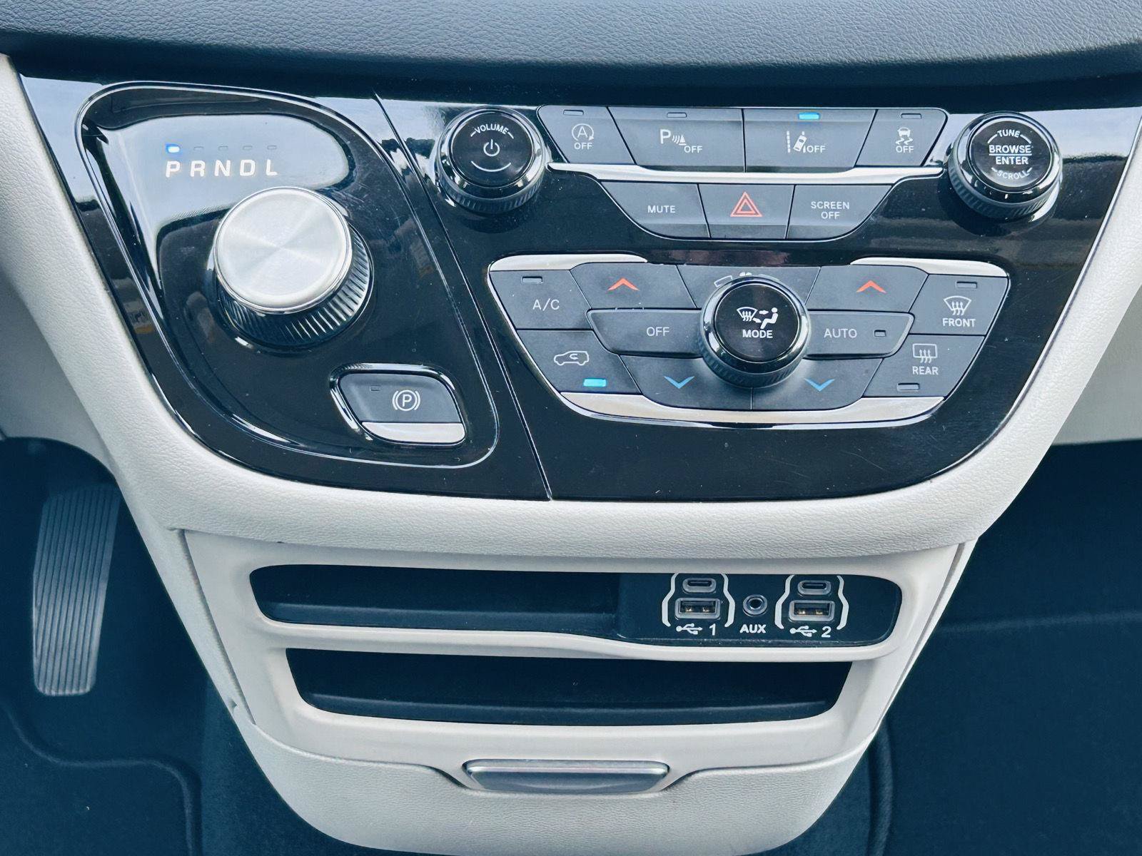 Used 2023 Chrysler Pacifica Touring-L FWD image 21