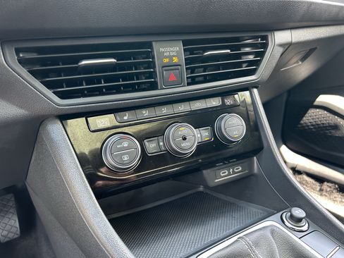 Used 2024 Volkswagen Jetta SE FWD image 23