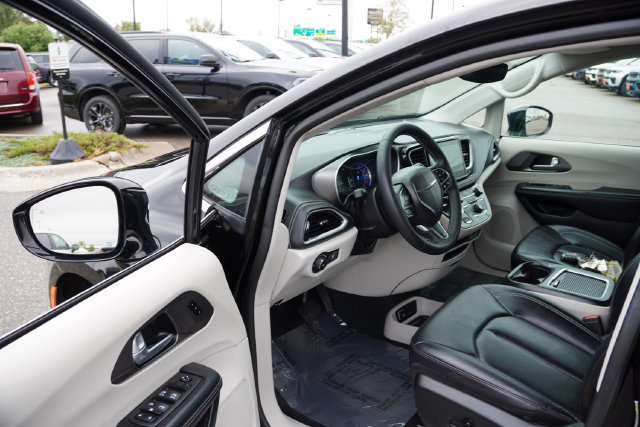 Certified 2024 Chrysler Pacifica Limited FWD image 15
