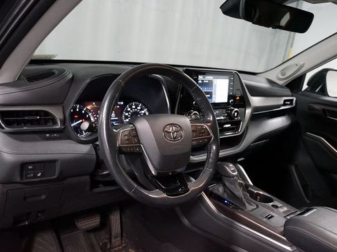Used 2021 Toyota Highlander Limited FWD image 7