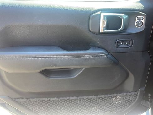 Used 2018 Jeep Wrangler Unlimited Sahara AWD/4WD image 17