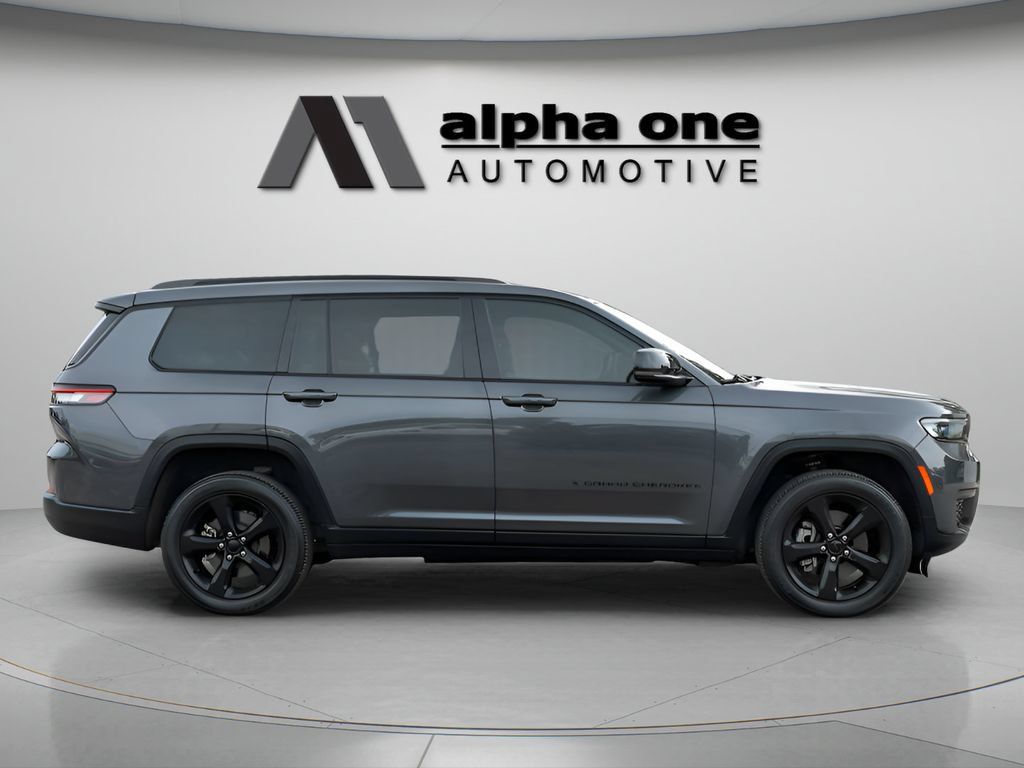 Used 2024 Jeep Grand Cherokee L Laredo RWD image 4