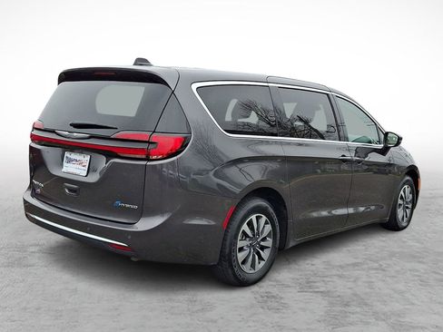 Used 2023 Chrysler Pacifica Touring-L FWD image 5