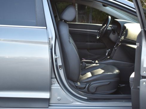 Used 2017 Hyundai Elantra Limited w/ Limited Tech Package 04 image 28