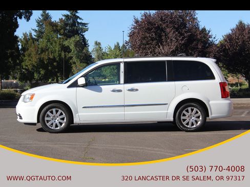 Used 2016 Chrysler Town & Country Touring w/ Driver Convenience Group image 3