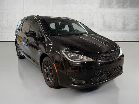 Used 2019 Chrysler Pacifica Limited w/ Advanced Safetytec Group image 3
