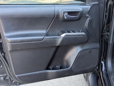 Used 2022 Toyota Tacoma Limited image 11