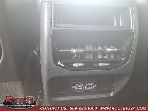 Used 2024 Jeep Grand Cherokee Laredo X AWD/4WD image 25