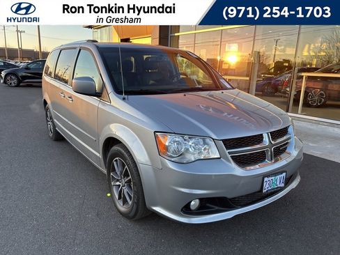 Used 2017 Dodge Grand Caravan SXT image 1