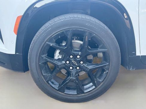 Used 2025 Chevrolet Traverse RS FWD image 32