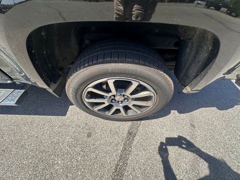 Used 2017 GMC Canyon Denali image 5