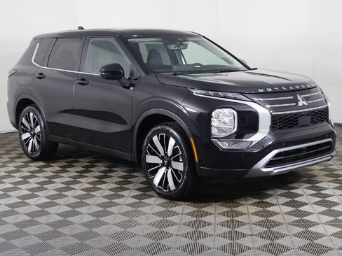 New 2025 Mitsubishi Outlander SE image 2