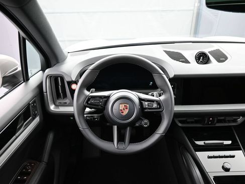 Certified 2026 Porsche Cayenne E-Hybrid AWD/4WD image 18