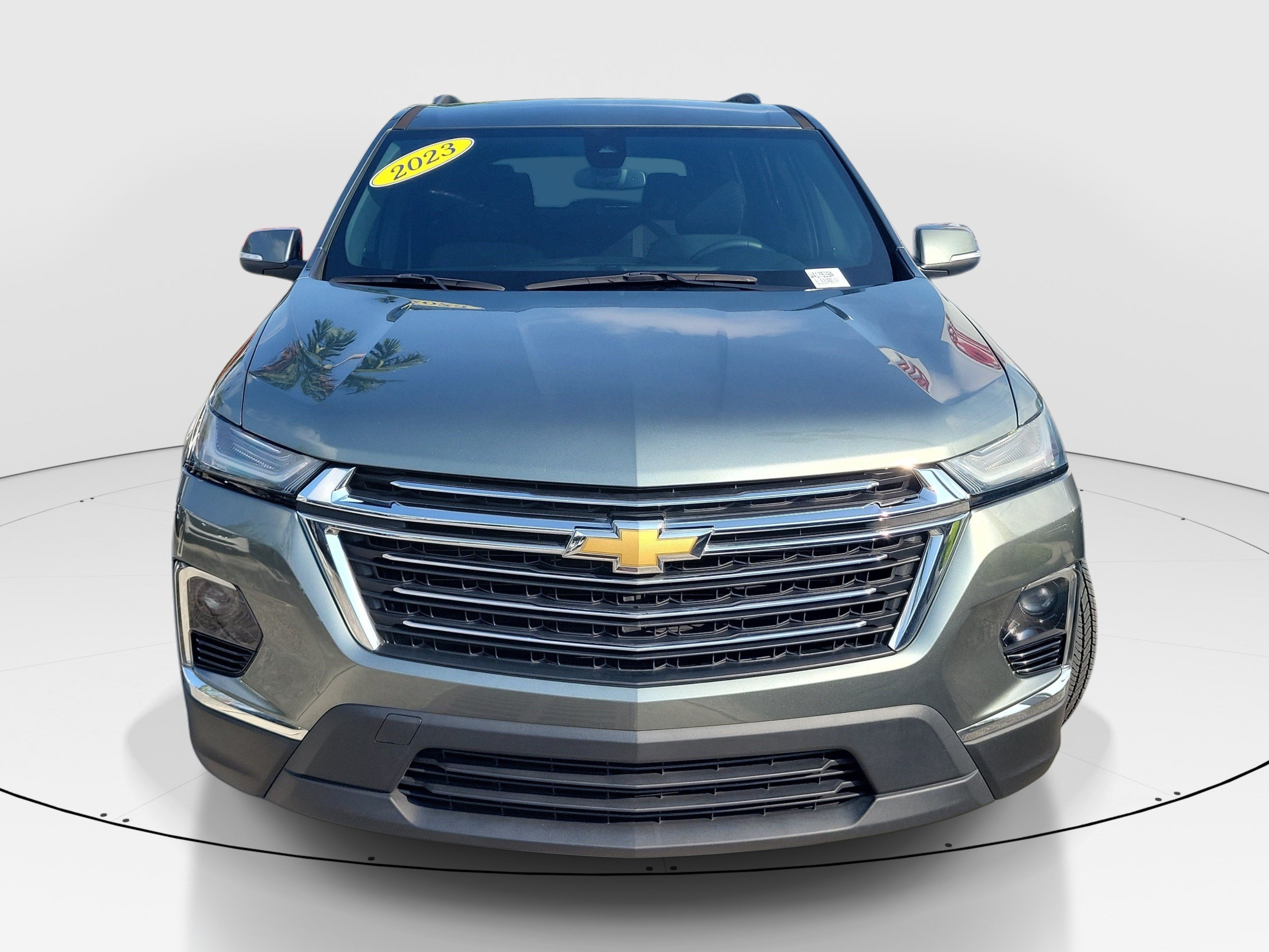 Used 2023 Chevrolet Traverse LT FWD image 2