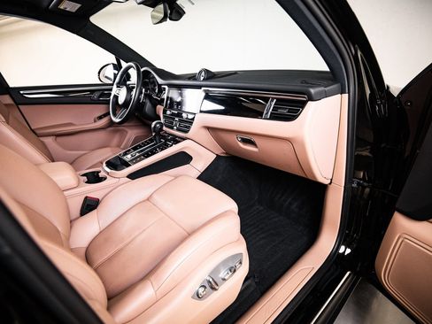 Certified 2023 Porsche Macan AWD/4WD image 28