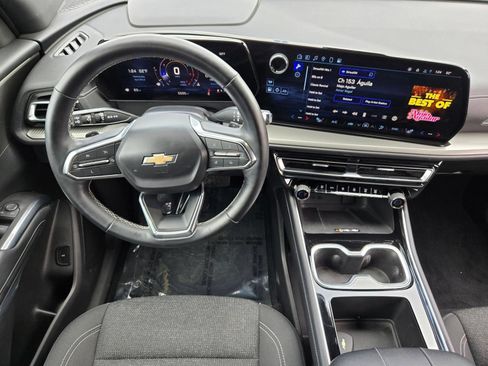 Used 2025 Chevrolet Traverse LT FWD image 12