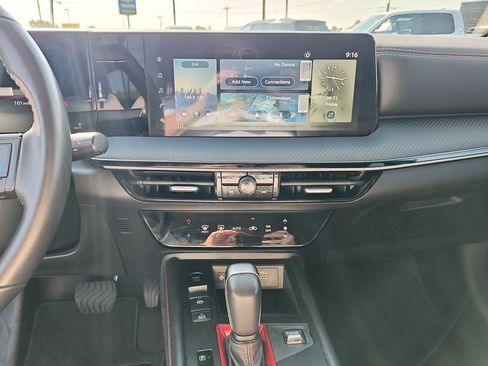 Used 2025 Nissan Kicks SR AWD/4WD image 21