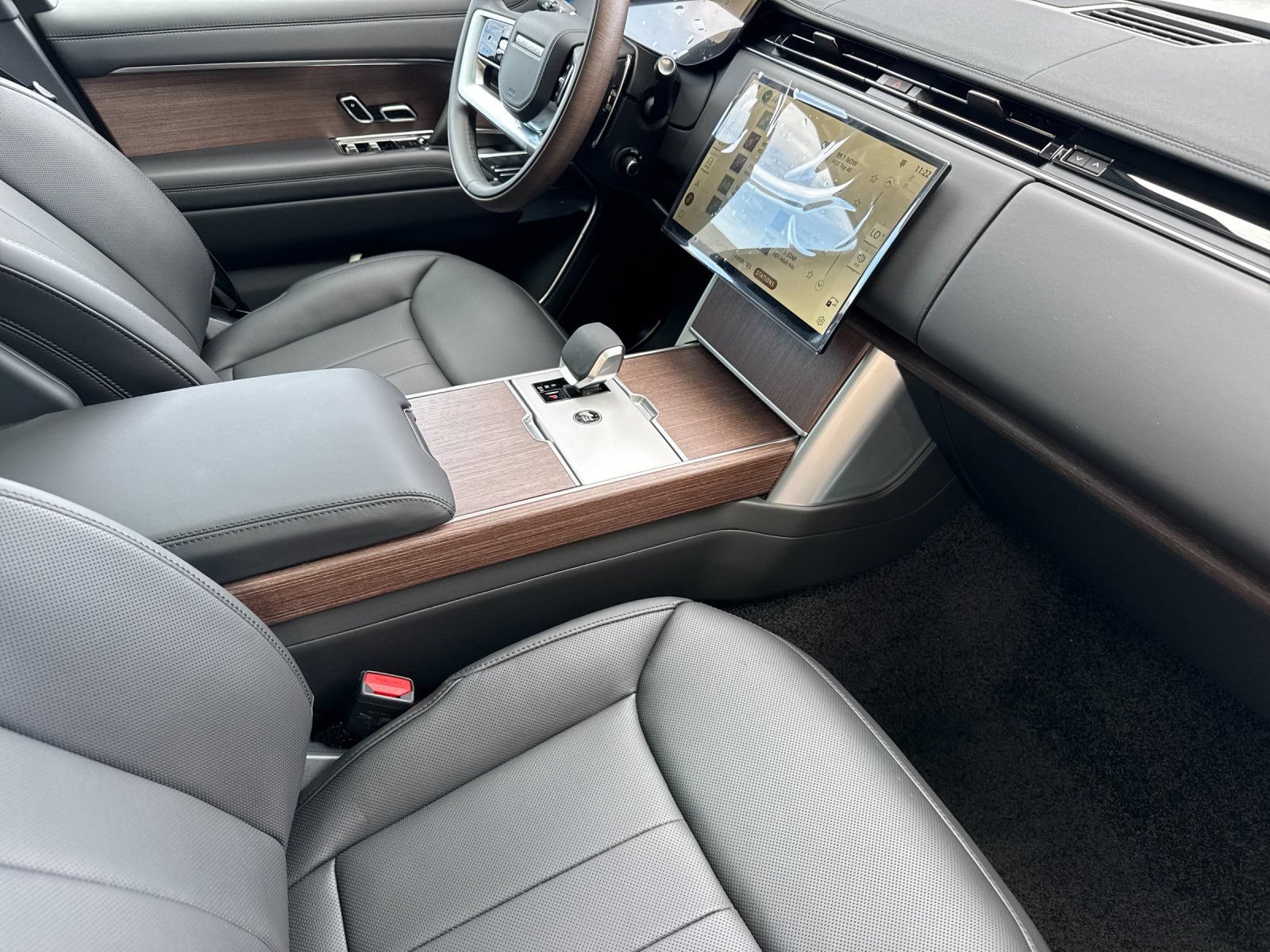 New 2026 Land Rover Range Rover Long Wheelbase SE AWD/4WD image 16