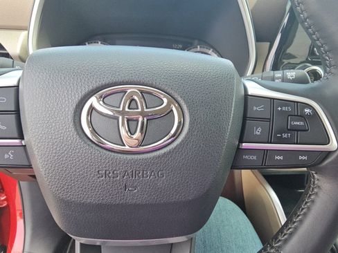 Used 2022 Toyota Highlander XLE AWD/4WD image 12