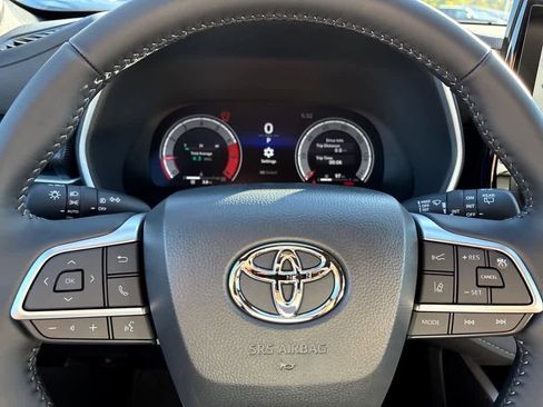 Used 2025 Toyota Highlander XSE image 16