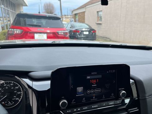 Used 2025 Nissan Pathfinder SV image 17