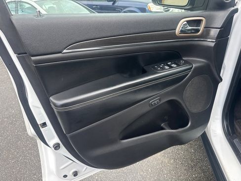 Used 2016 Jeep Grand Cherokee Limited w/ Luxury Group II image 11