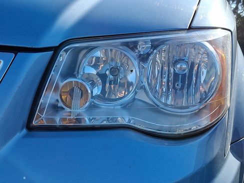 Used 2016 Chrysler Town & Country Touring w/ Driver Convenience Group image 8