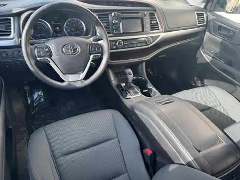 Used 2019 Toyota Highlander LE AWD/4WD image 10