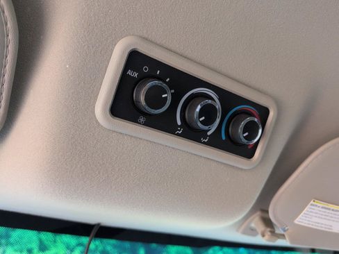 Used 2017 Chevrolet Express 2500 RWD image 20