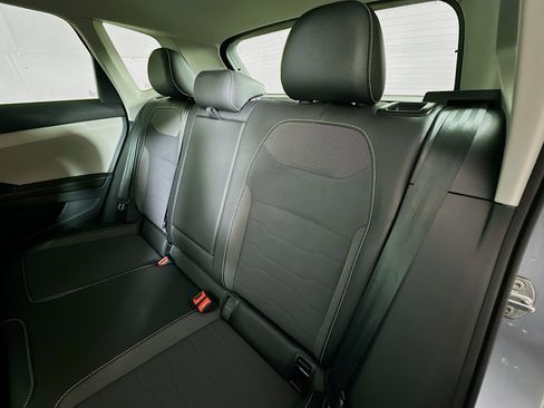 Used 2025 Volkswagen Taos SE w/ Panoramic Sunroof Package image 23