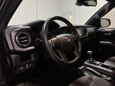 Used 2018 Toyota Tacoma TRD Off-Road image 8