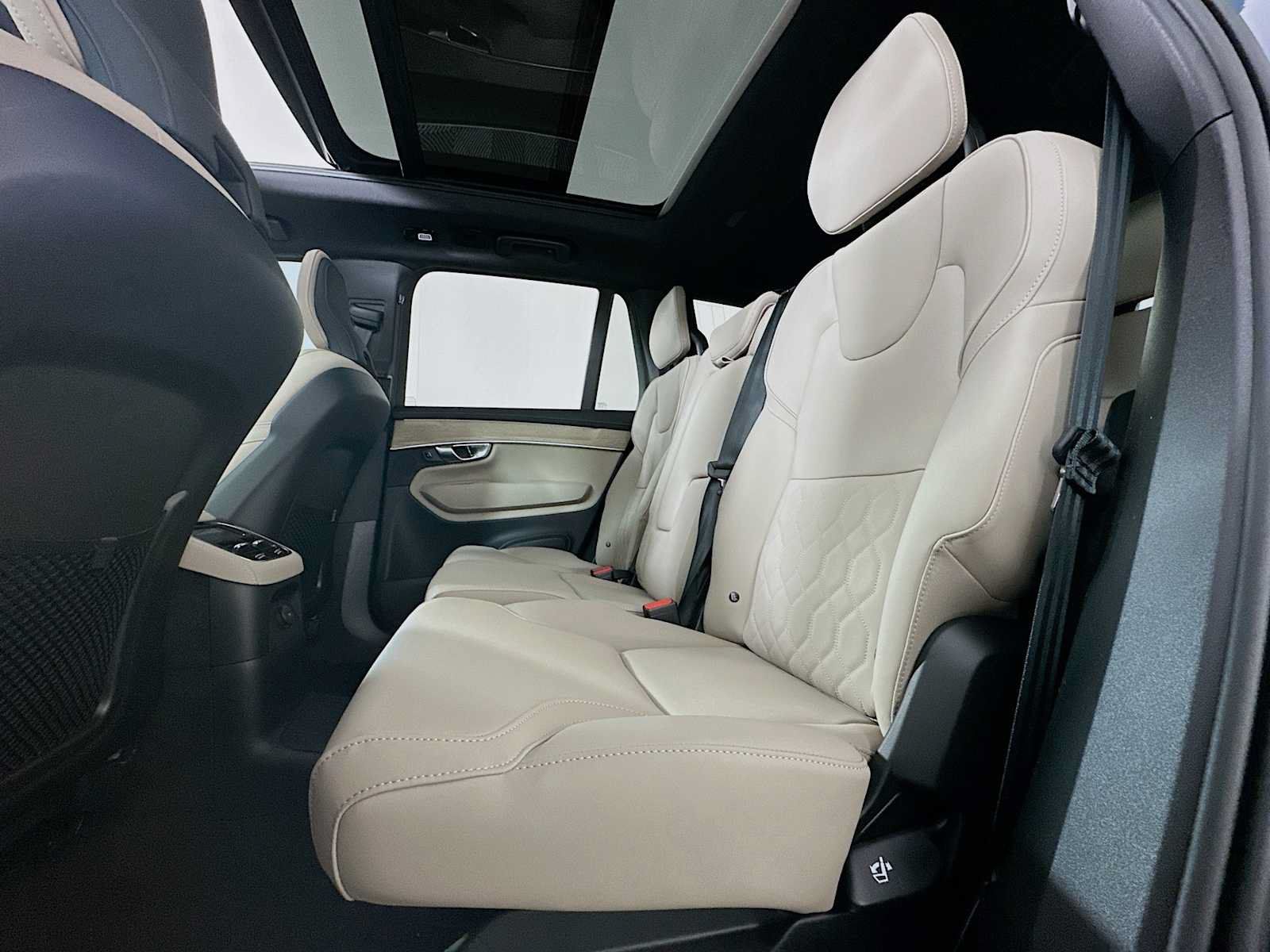 New 2026 Volvo XC90 T8 Plus w/ Protection Package Premier AWD/4WD image 22