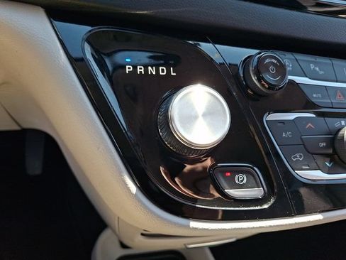 Used 2024 Chrysler Pacifica Touring-L FWD image 16